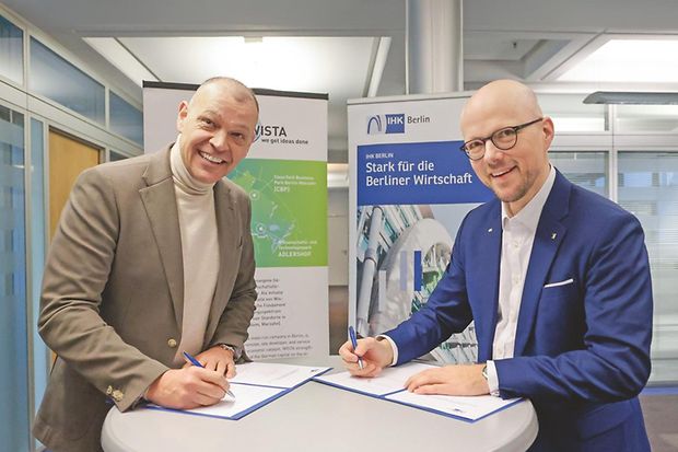 IHK-Präsident Sebastian Stietzel (r.) und Roland Sillmann, CEO der Wista, besiegeln die Kooperation