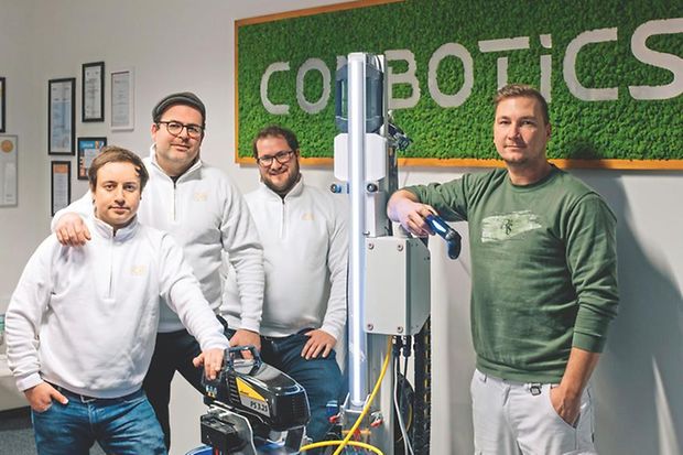 Das Start-up-Team von ConBotics mit einem Maler-Roboter